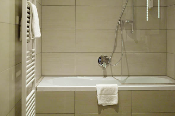 Viel Raum im Bad eines Komfortzimmers des Hotel Drei Raben