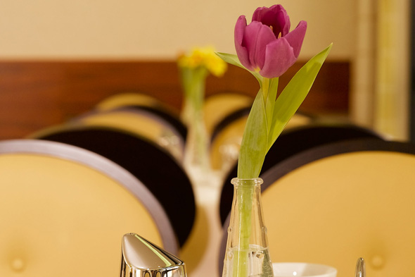 Blumengruß am Frühstückstisch im Hotel Drei Raben