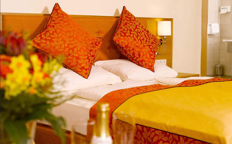 Einladende Farben und Stoffe im modernen Komfortzimmer des Hotel Drei Raben